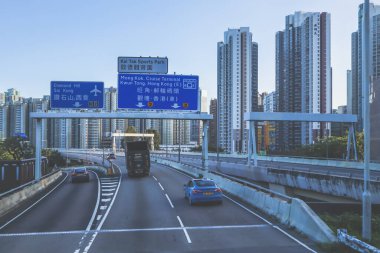 Hong Kong otoyolunun şehir manzarası yüksek binaların arka planına karşı.