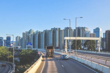 Hong Kong otoyolunun şehir manzarası yüksek binaların arka planına karşı.