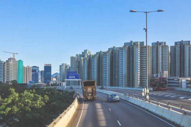 Hong Kong otoyolunun şehir manzarası yüksek binaların arka planına karşı.
