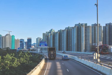 Hong Kong otoyolunun şehir manzarası yüksek binaların arka planına karşı.