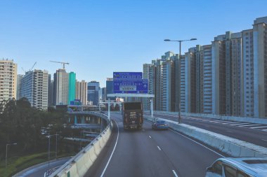 Hong Kong otoyolunun şehir manzarası yüksek binaların arka planına karşı.