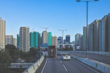 Hong Kong otoyolunun şehir manzarası yüksek binaların arka planına karşı.