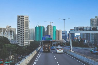 Hong Kong otoyolunun şehir manzarası yüksek binaların arka planına karşı.