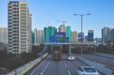 Hong Kong otoyolunun şehir manzarası yüksek binaların arka planına karşı.