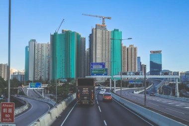 Hong Kong otoyolunun şehir manzarası yüksek binaların arka planına karşı.