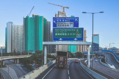 Hong Kong otoyolunun şehir manzarası yüksek binaların arka planına karşı.