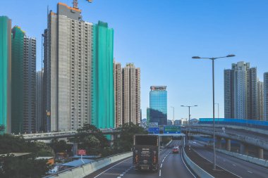 Hong Kong otoyolunun şehir manzarası yüksek binaların arka planına karşı.