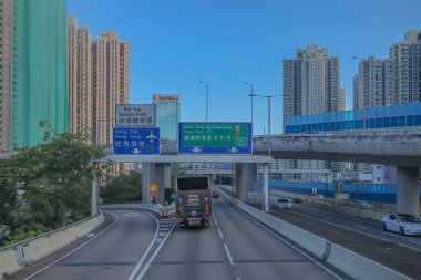 Hong Kong otoyolunun şehir manzarası yüksek binaların arka planına karşı.