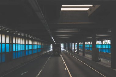 Canlı mavi pencereli çağdaş bir şehir tüneli