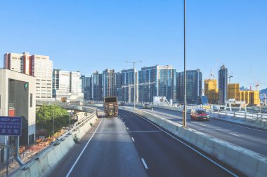 Modern gökdelenlerin ve benzersiz gökdelenlerin kuşattığı bir şehir otoyolu manzarası