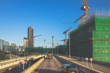 Turnaların ve yeşil kapakların yer aldığı kentsel inşaat sahası