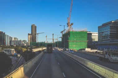 Turnaların ve yeşil kapakların yer aldığı kentsel inşaat sahası