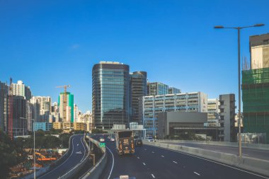 Canlı bir şehir otoyolu sahnesi modern görüntüler sergiliyor