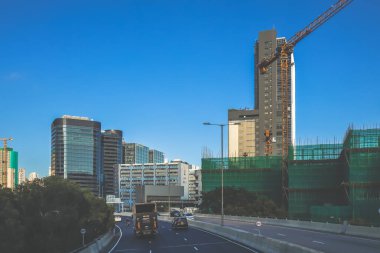 Turnaların ve yeşil kapakların yer aldığı kentsel inşaat sahası