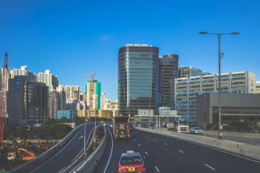 Canlı bir şehir otoyolu sahnesi modern görüntüler sergiliyor