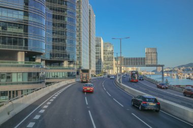 Canlı bir şehir otoyolu sahnesi modern görüntüler sergiliyor