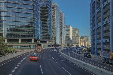 Canlı bir şehir otoyolu sahnesi modern görüntüler sergiliyor