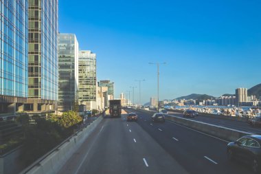 Canlı bir şehir otoyolu sahnesi modern görüntüler sergiliyor