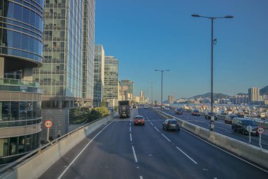 Canlı bir şehir otoyolu sahnesi modern görüntüler sergiliyor