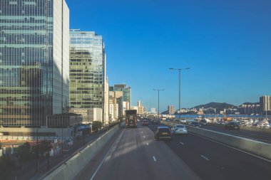 Canlı bir şehir otoyolu sahnesi modern görüntüler sergiliyor