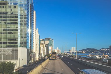 Bir kıyı şehrine doğru giden işlek bir şehir otoyolu manzarası,