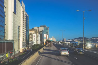 Bir kıyı şehrine doğru giden işlek bir şehir otoyolu manzarası,