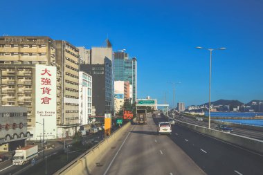 Bir kıyı şehrine doğru giden işlek bir şehir otoyolu manzarası,