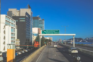 Bir kıyı şehrine doğru giden işlek bir şehir otoyolu manzarası,