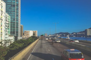 Bir kıyı şehrine doğru giden işlek bir şehir otoyolu manzarası,