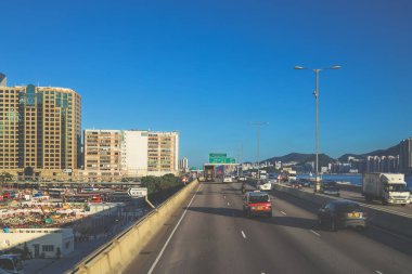 Bir kıyı şehrine doğru giden işlek bir şehir otoyolu manzarası,