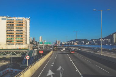 Bir kıyı şehrine doğru giden işlek bir şehir otoyolu manzarası,