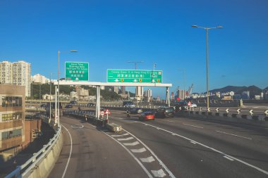 Bir kıyı şehrine doğru giden işlek bir şehir otoyolu manzarası,