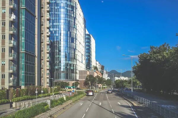 Canlı kentsel sokak sahnesi modern mimariyi gözler önüne seriyor,