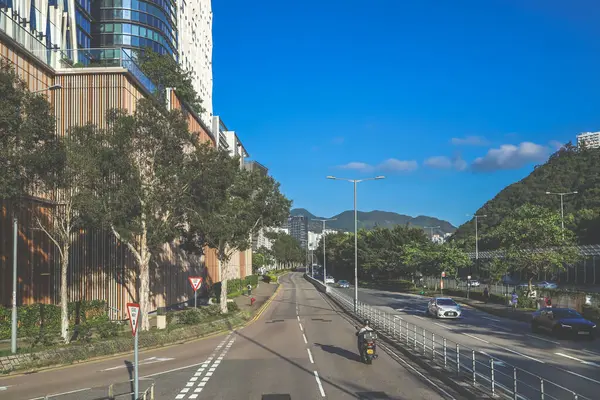 Canlı kentsel sokak sahnesi modern mimariyi gözler önüne seriyor,