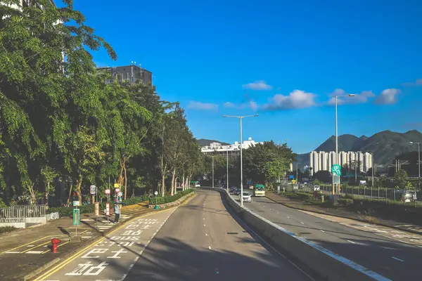 Canlı kentsel sokak sahnesi modern mimariyi gözler önüne seriyor,