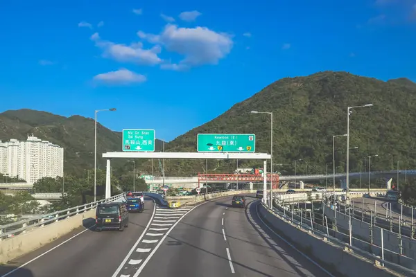 Modern yükseltilmiş otoyolların manzaralı manzarası resim gibi kesişiyor.