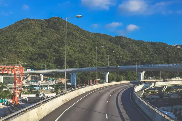 Modern yükseltilmiş otoyolların manzaralı manzarası resim gibi kesişiyor.