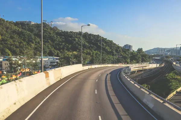 Modern yükseltilmiş otoyolların manzaralı manzarası resim gibi kesişiyor.