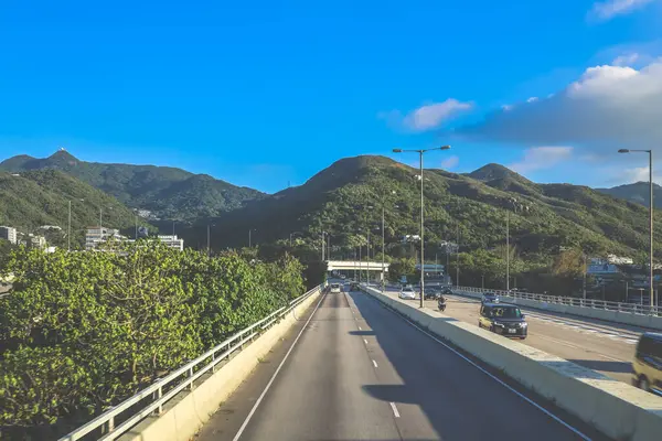 Modern yükseltilmiş otoyolların manzaralı manzarası resim gibi kesişiyor.