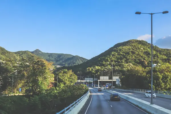 Modern yükseltilmiş otoyolların manzaralı manzarası resim gibi kesişiyor.