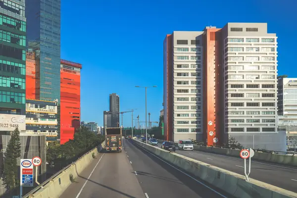 Modern gökdelenlerin ve benzersiz gökdelenlerin kuşattığı bir şehir otoyolu manzarası