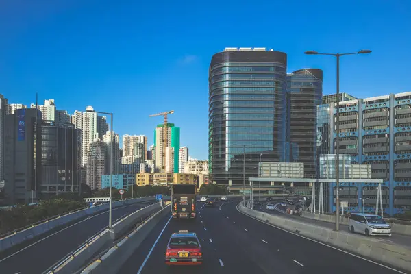 Canlı bir şehir otoyolu sahnesi modern görüntüler sergiliyor