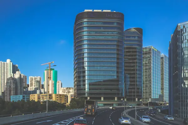 Canlı bir şehir otoyolu sahnesi modern görüntüler sergiliyor