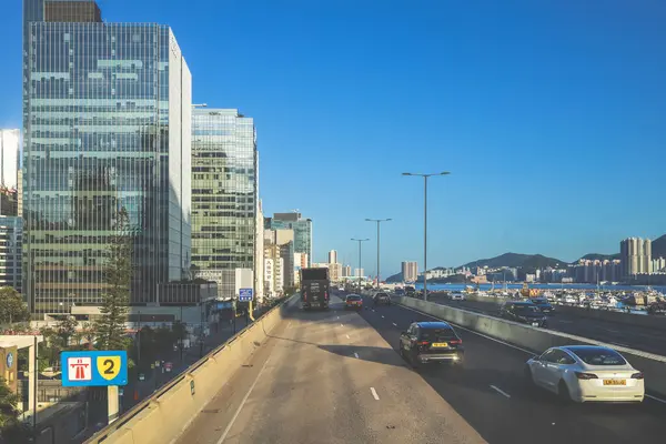 Canlı bir şehir otoyolu sahnesi modern görüntüler sergiliyor