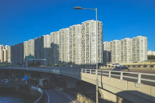 Yüksek binalara sahip modern bir şehir manzarası.