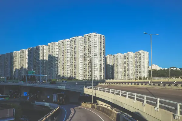 Yüksek binalara sahip modern bir şehir manzarası.