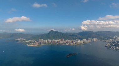 Sahil şeridindeki modern bir şehrin nefes kesici hava manzarası.