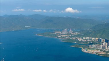 Kentsel gelişime zıt sakin bir kıyı bölgesinin görüntülenmesi