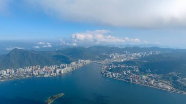 Altındaki yeşil dağların arasına yerleşmiş şehir manzarası