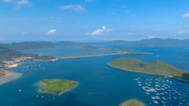 Nefes kesen hava manzarası, adalarla dolu bir kıyı şeridini gösteriyor.,